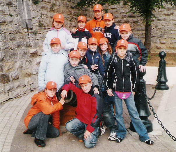 Die Kinder in Toulon vor der alten Stadtmauer